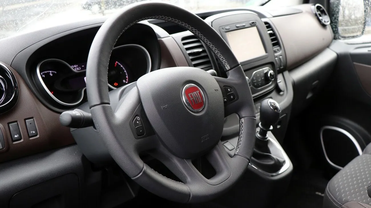 Blick auf das Cockpit des Fiat Talento Kastenwagen SX, mit Fokus auf das Lenkrad.
